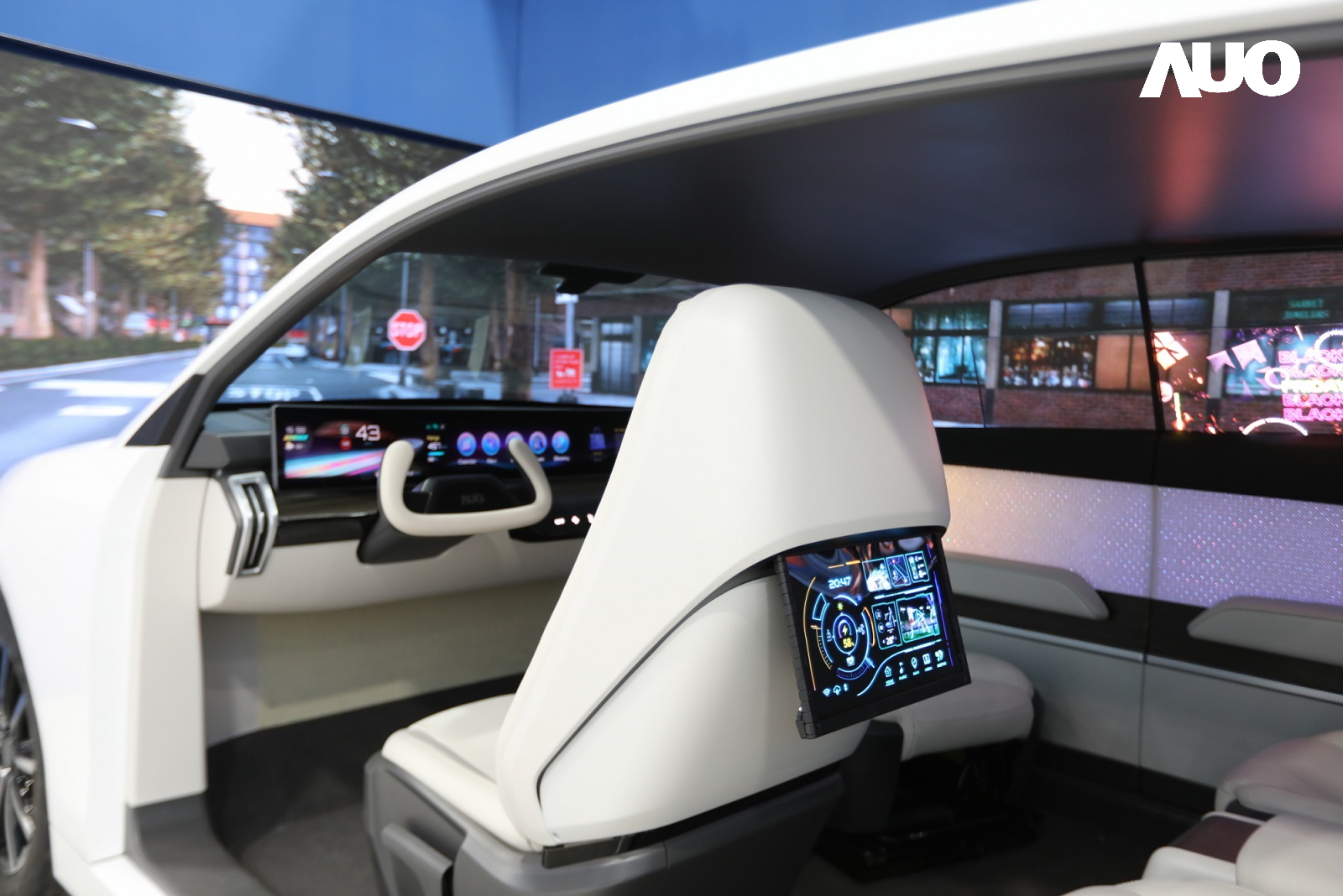 「88BIFA智慧座艙2024」以卓越的Display HMI車用解決方案，高度整合顯示器與人機互動介面，獲台灣精品銀質獎，其中運用Micro LED技術之「可捲式後座娛樂顯示器」與「互動式透明智慧車窗」亦獲台灣精品標誌